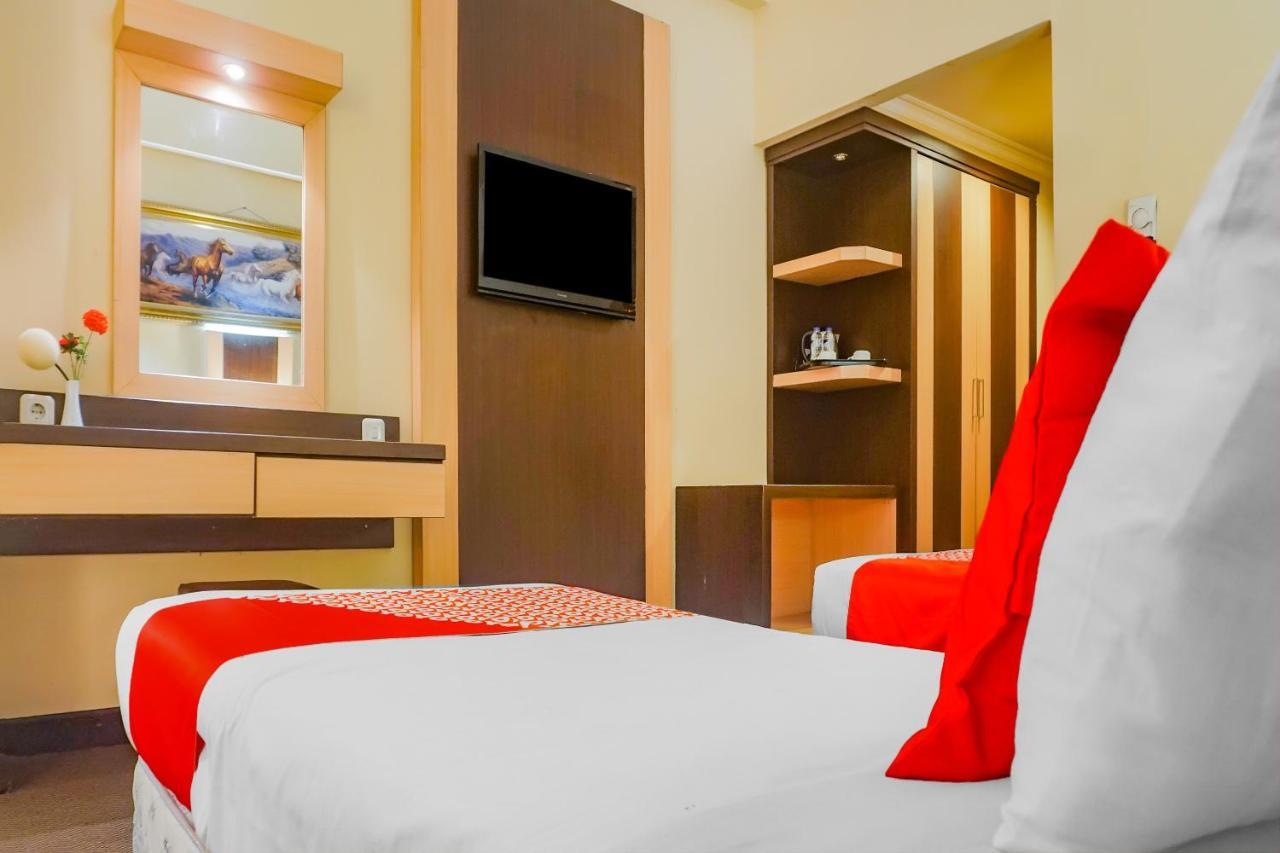 Oyo 3967 Hotel Pantai Wisata Makassar Exterior photo