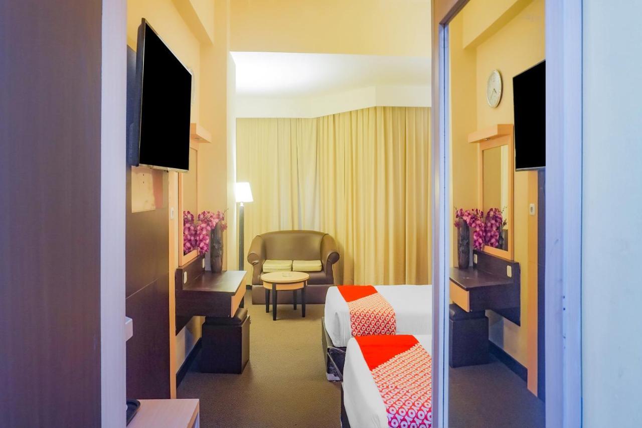 Oyo 3967 Hotel Pantai Wisata Makassar Exterior photo